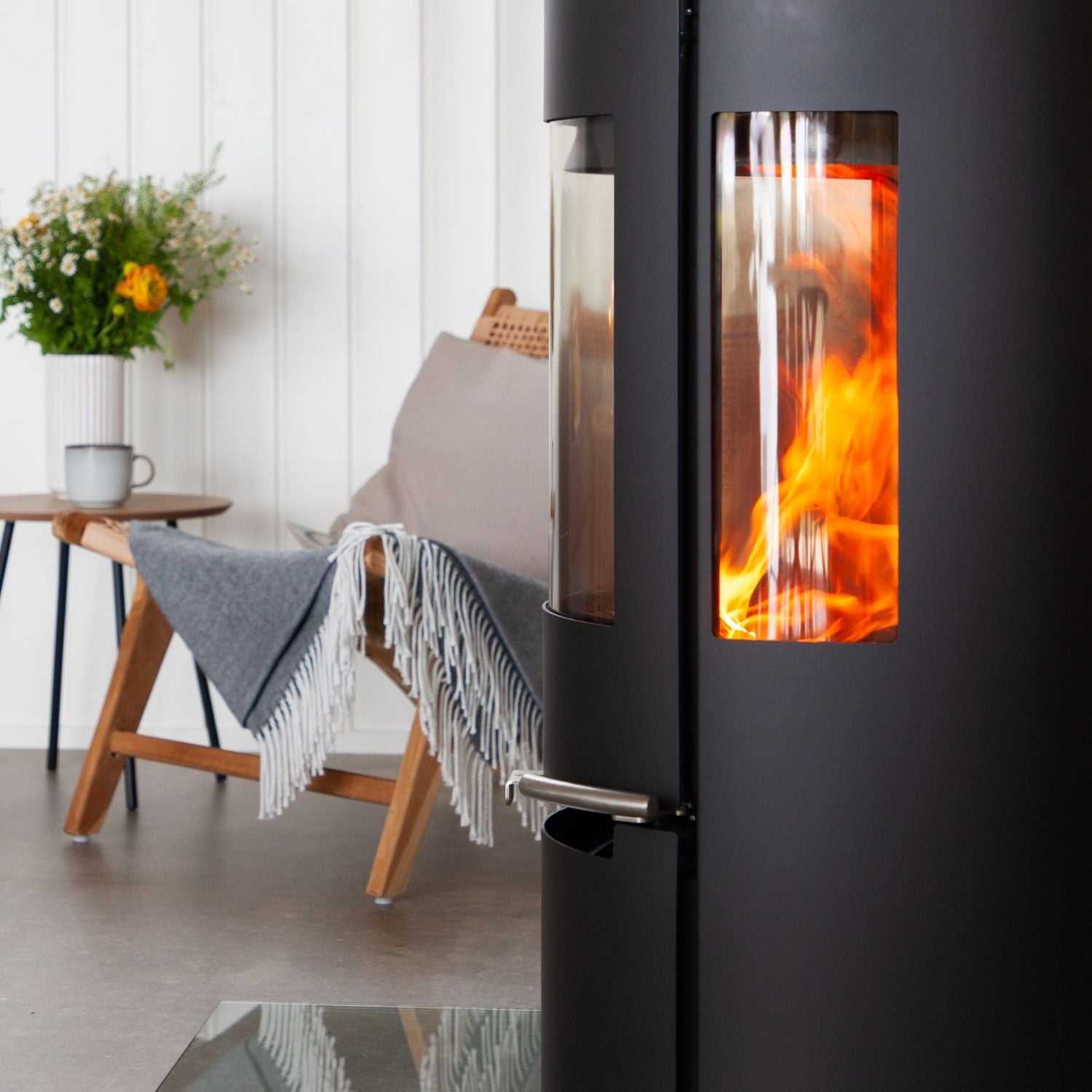 Brændeovn med sideglas står i hyggeligt sommerhus