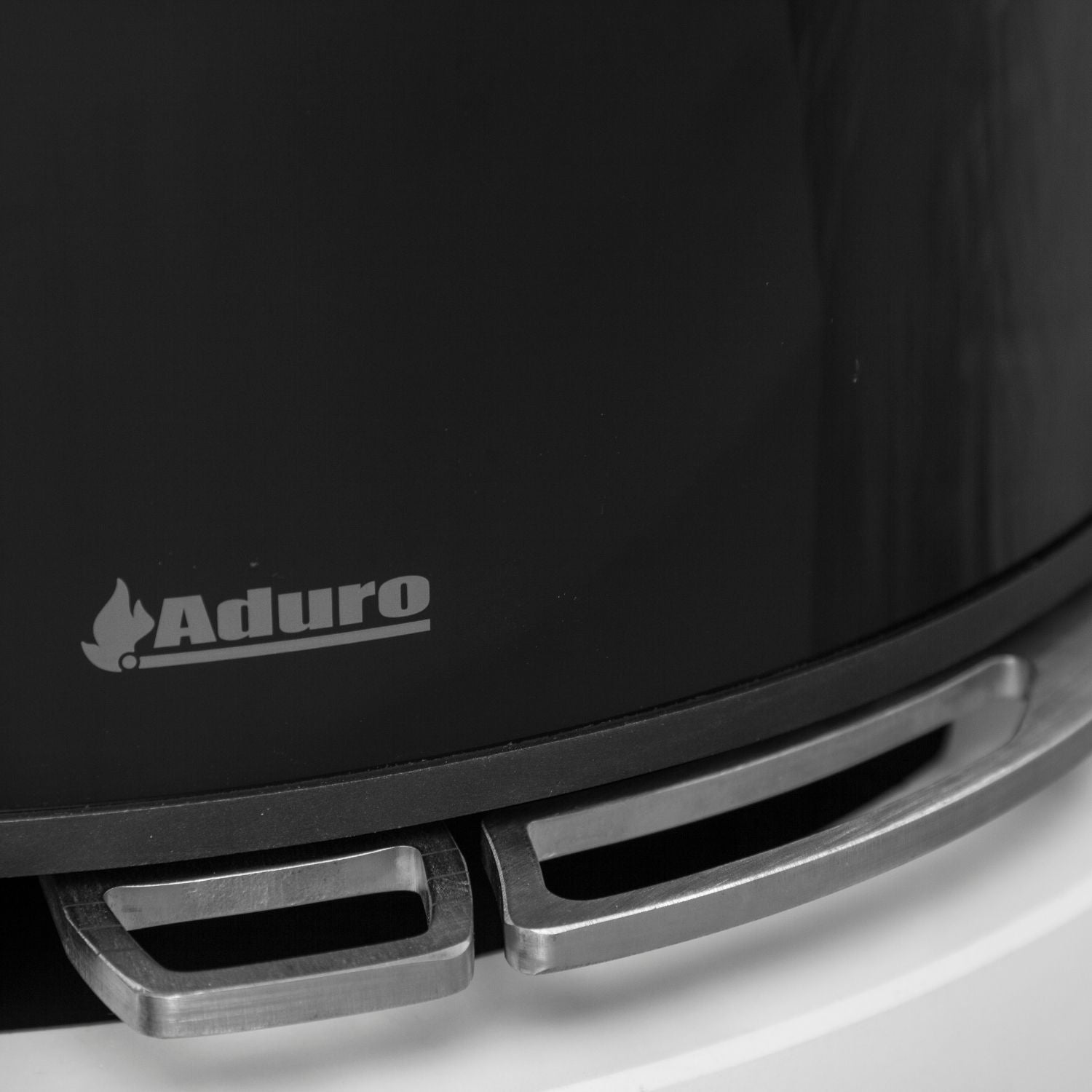 Detaljebillede af håndtag og spjæld på Aduro brændeovn