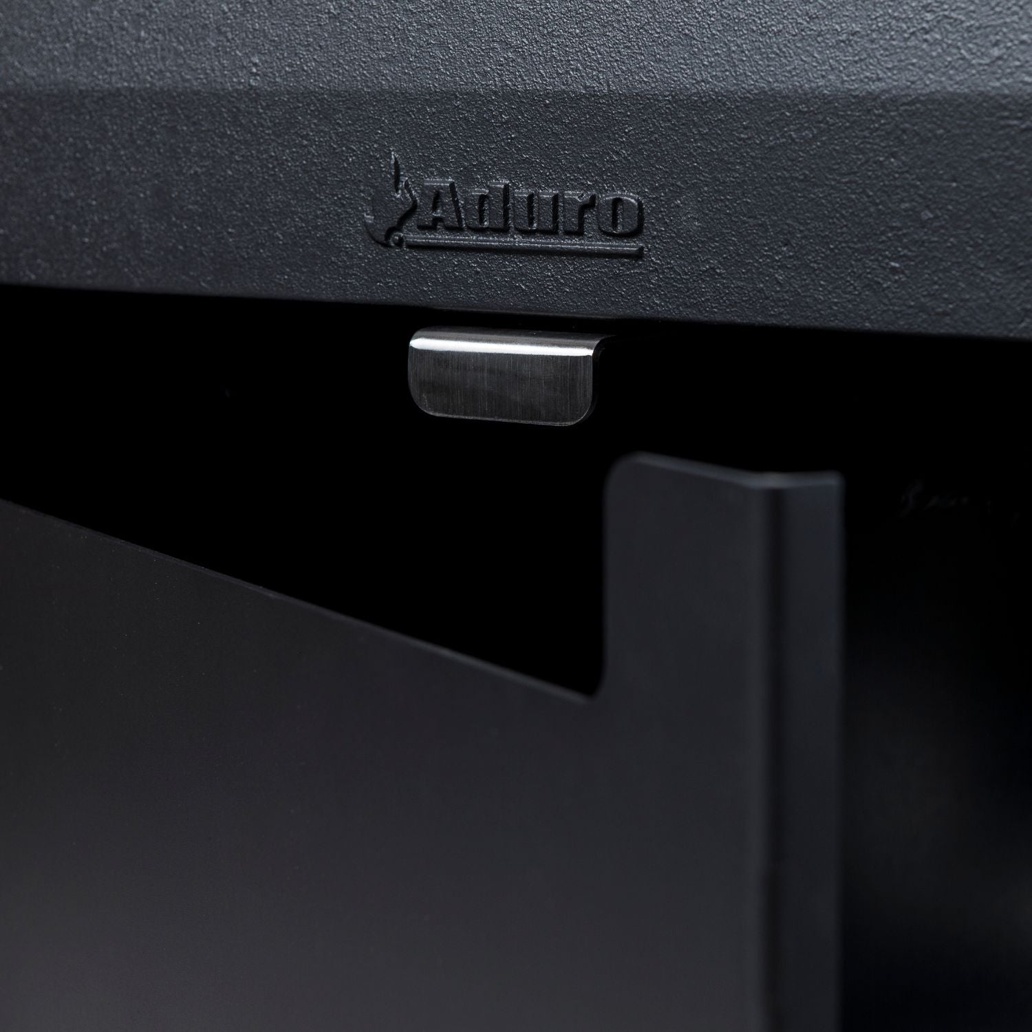 Detaljebillede af aduro logo i støbejern og spjæld på Aduro 14