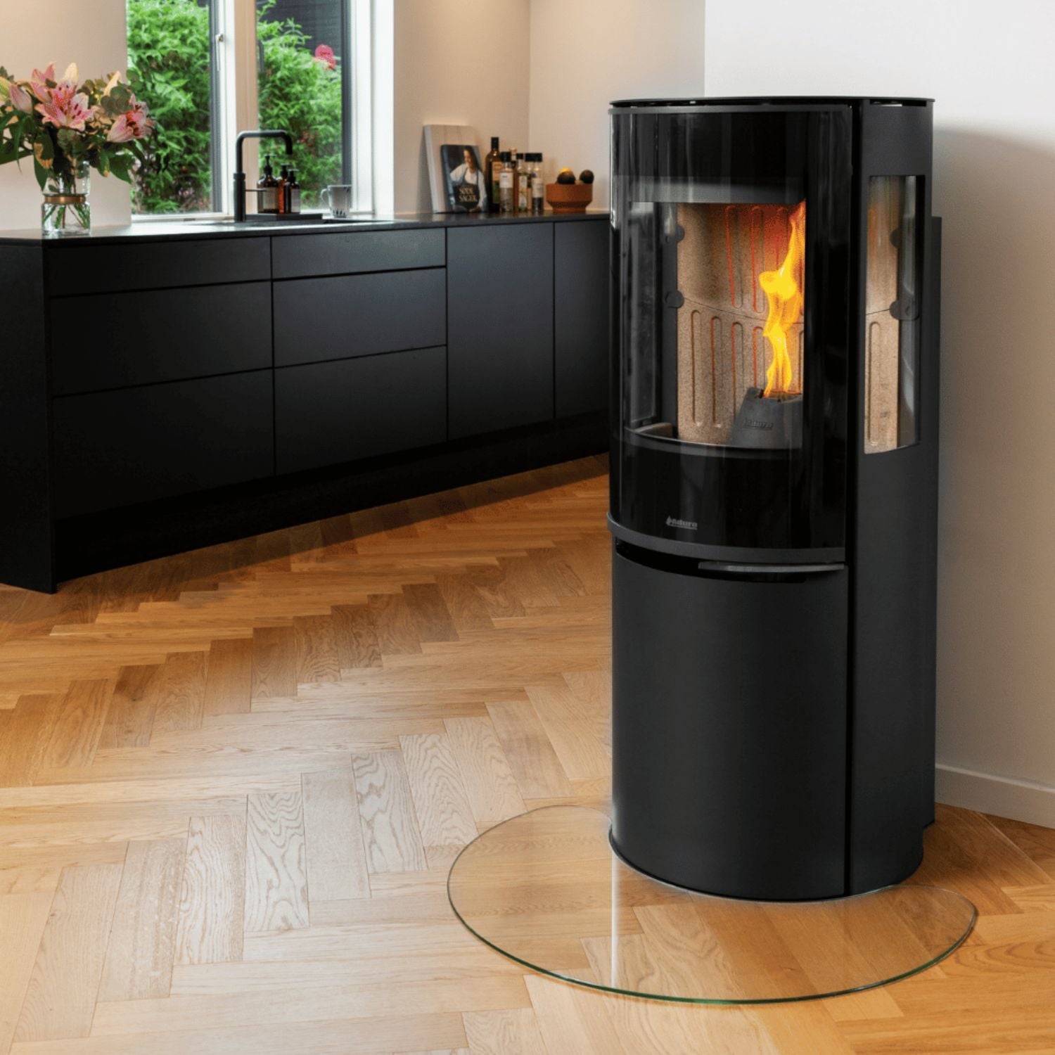 Sort pelletovn med front og sideglas