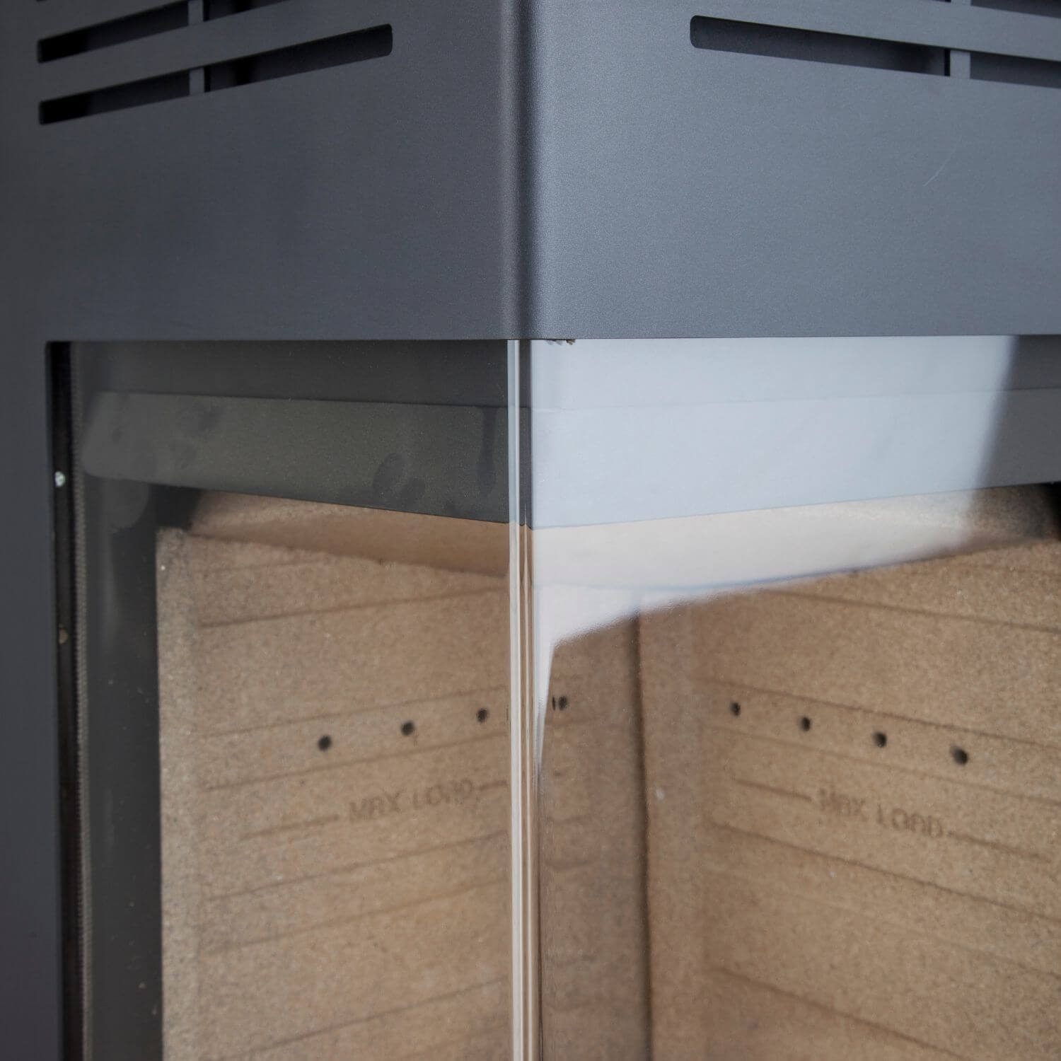 Detalje af brændkammer med sideglas i brændeovn