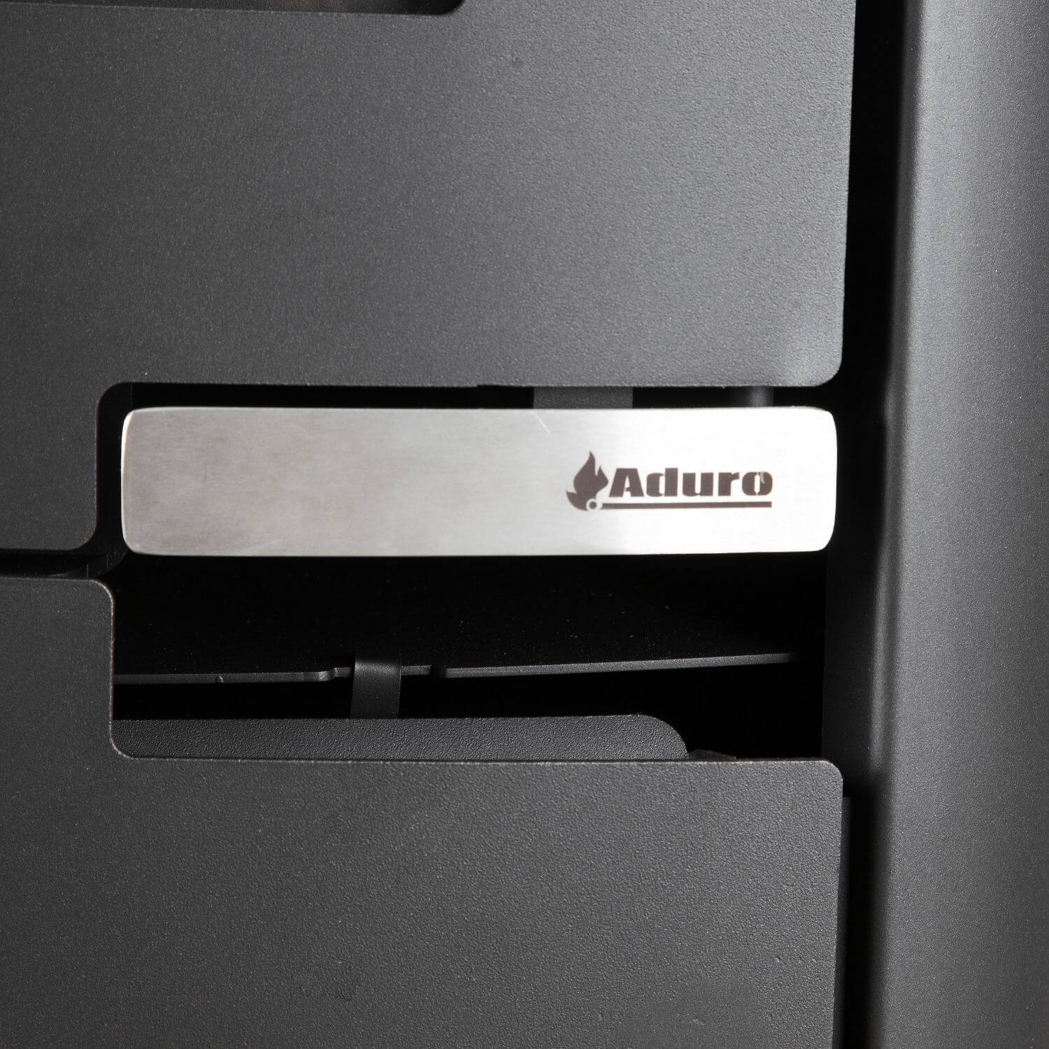 Fladt håndtag på brændeovn med Aduro logo