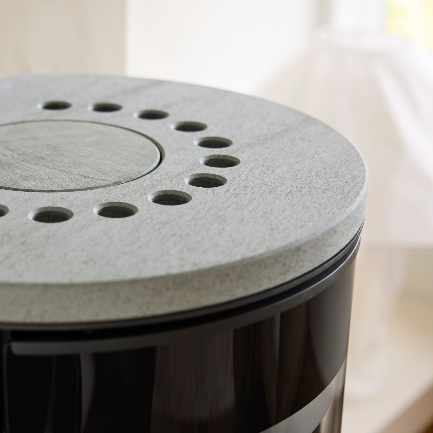 Dekorationstopplade i fedsten oven på ovn