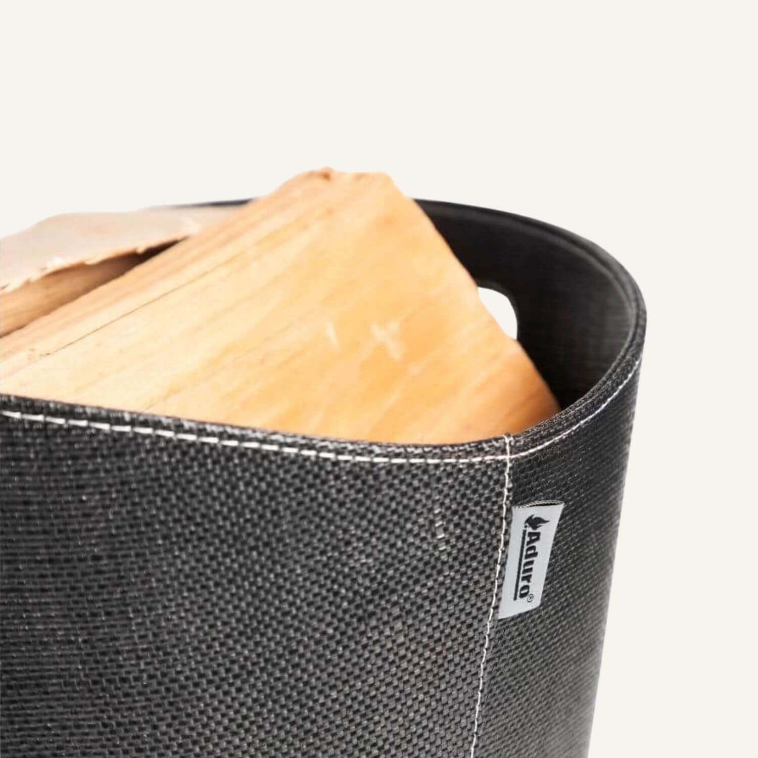 Detaljebillede af brændekurv i sort PET