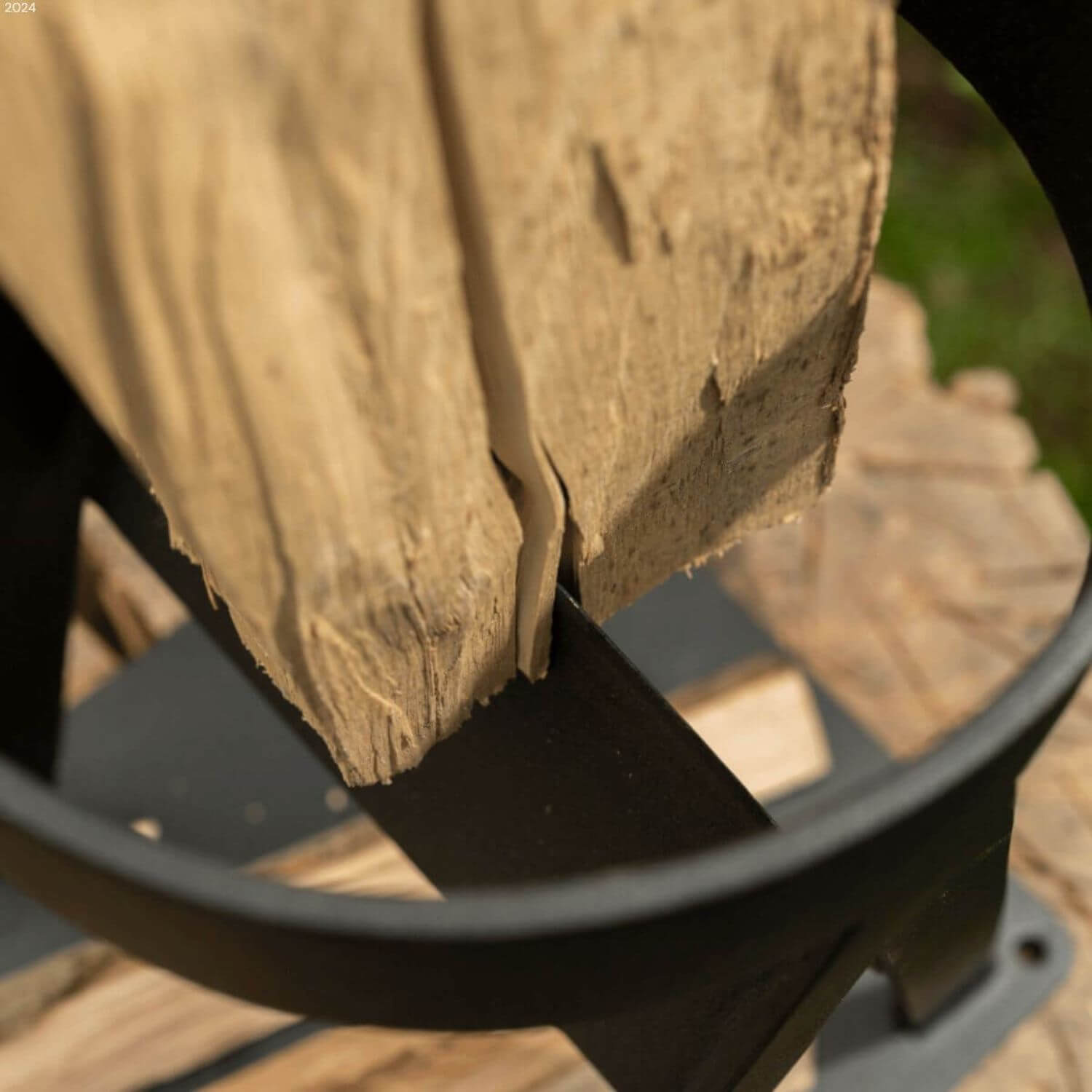Detaljebillede af kindling splitter i metal
