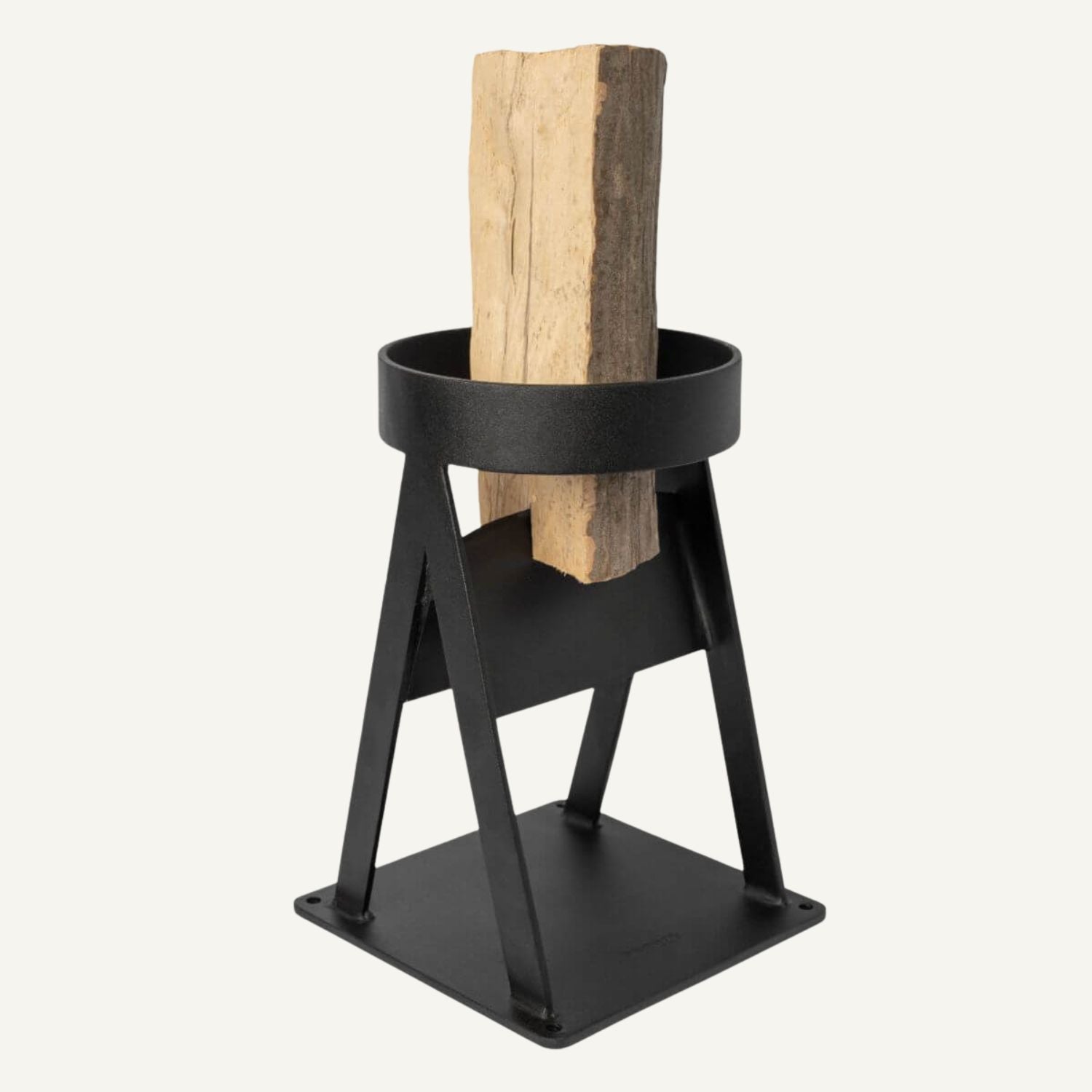 Kindling splitter i stål med et stykke brænde i