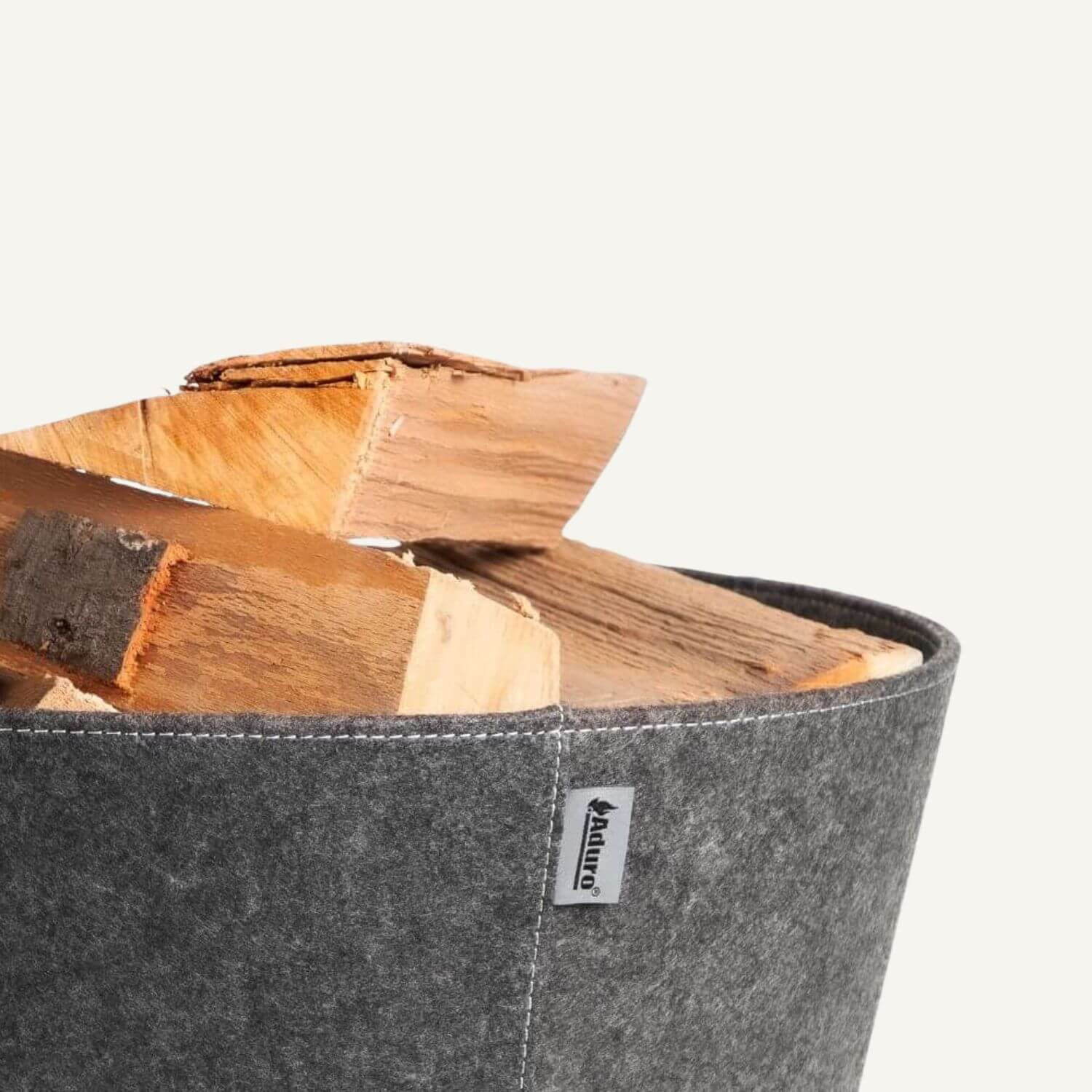 Detaljebillede af brændekurv i filt