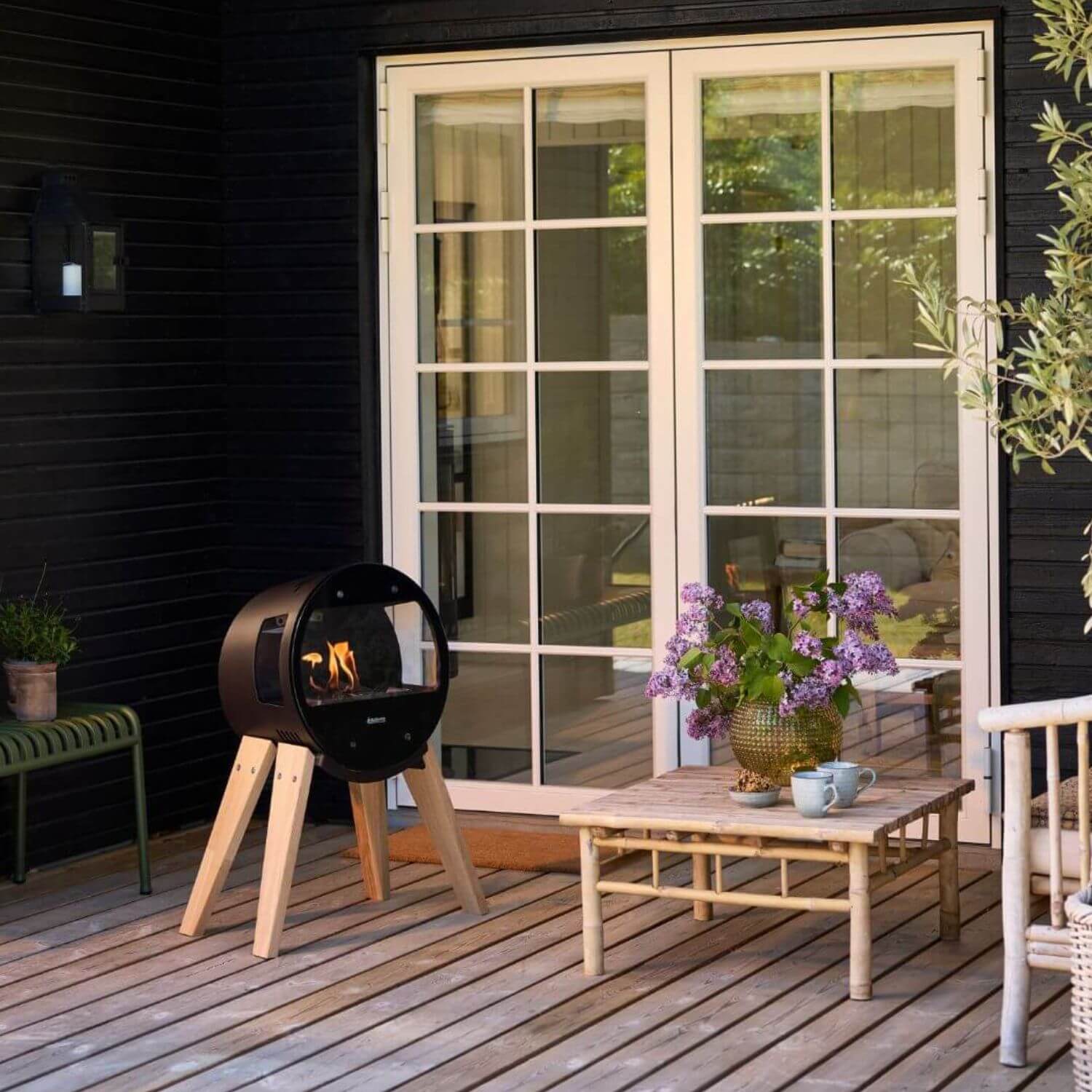 Biopejs på egetræsben på hyggelig træterrasse ved sommerhus