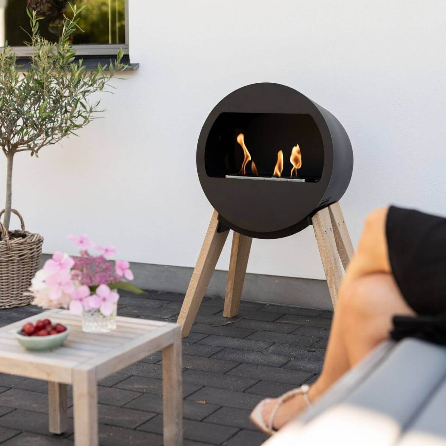 Biopejs med åben front står udenfor og brænder på terrasse