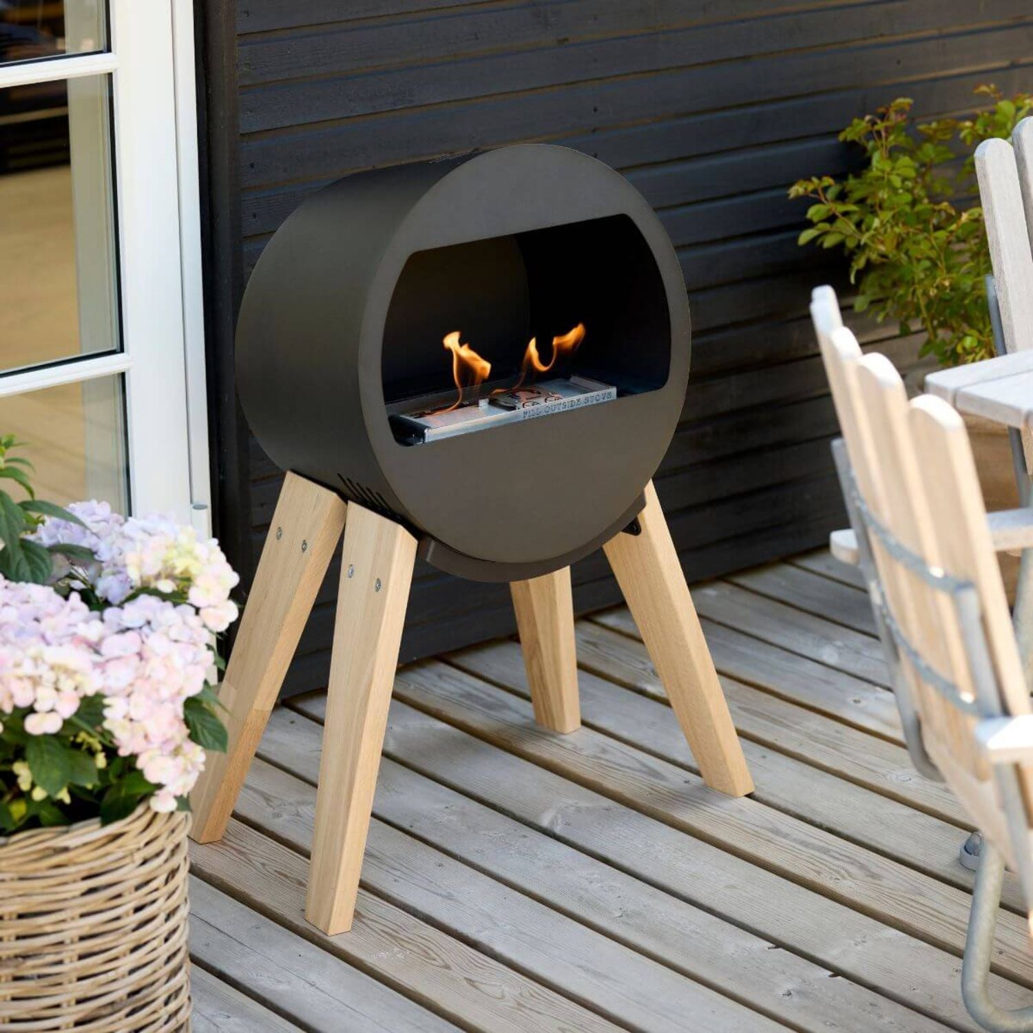 Biopejs med åben front står og brænder udenfor på terrasse