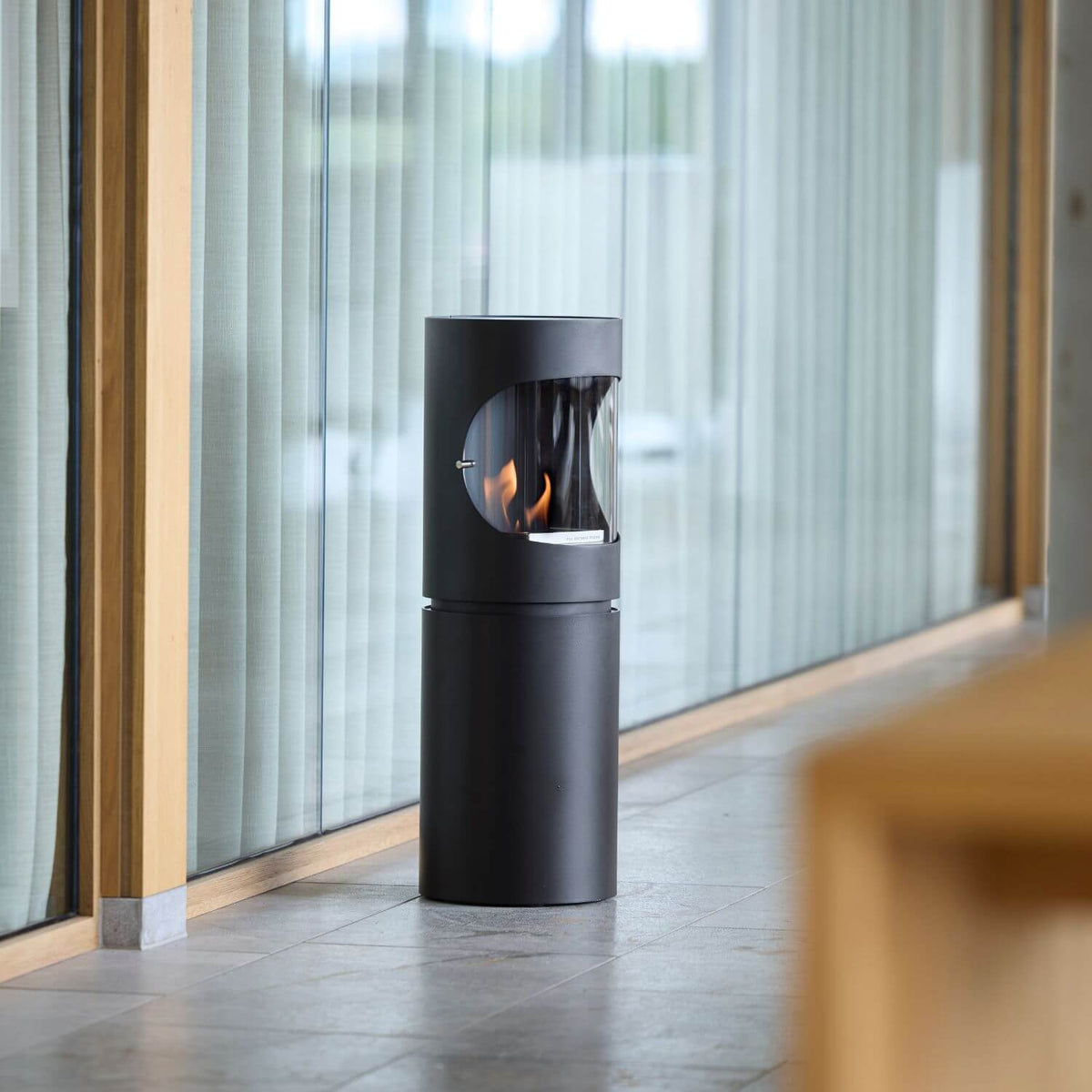 Cylindrisk biopejs på piedelstal står og brænder i miljø