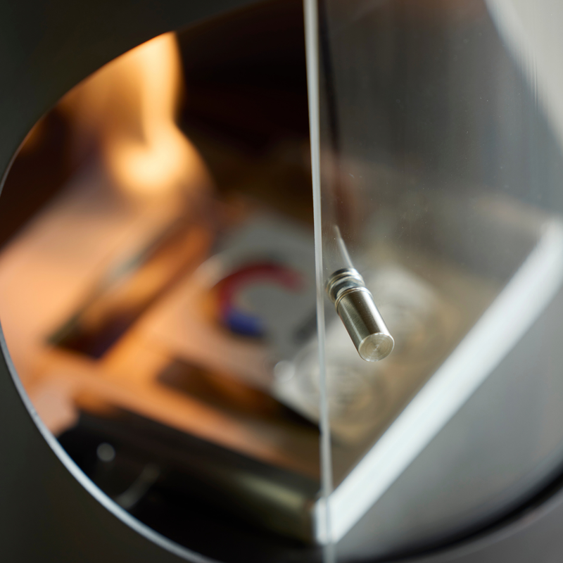 Detaljebillede af Aduro B6M med glasfront