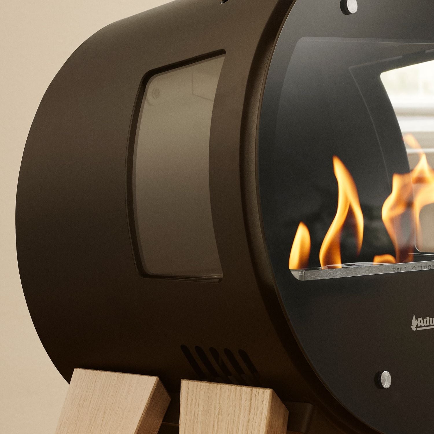 Detalje af Aduro biopejs med sideglas og levende flammer