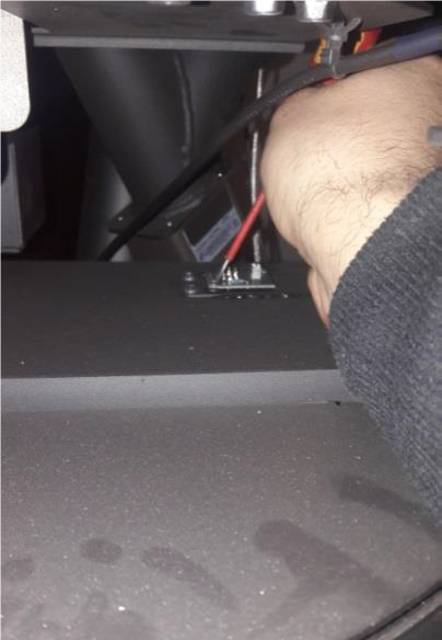 Frigjort kabel og skruer der løsnes