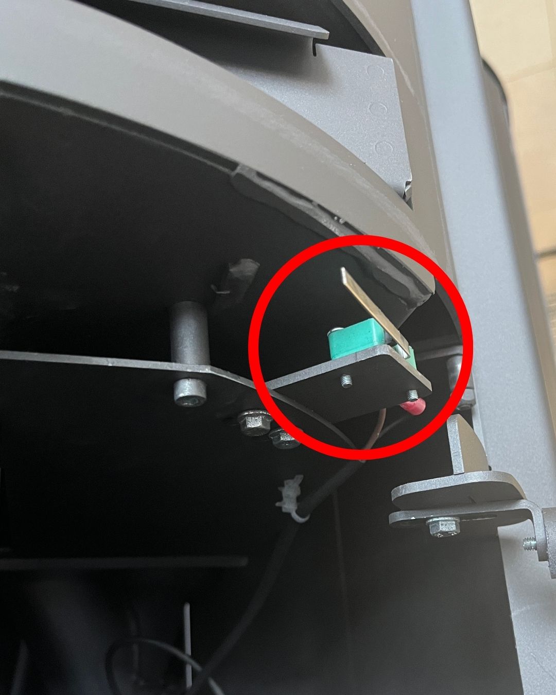 Markering af lågekontakt på hybridovn