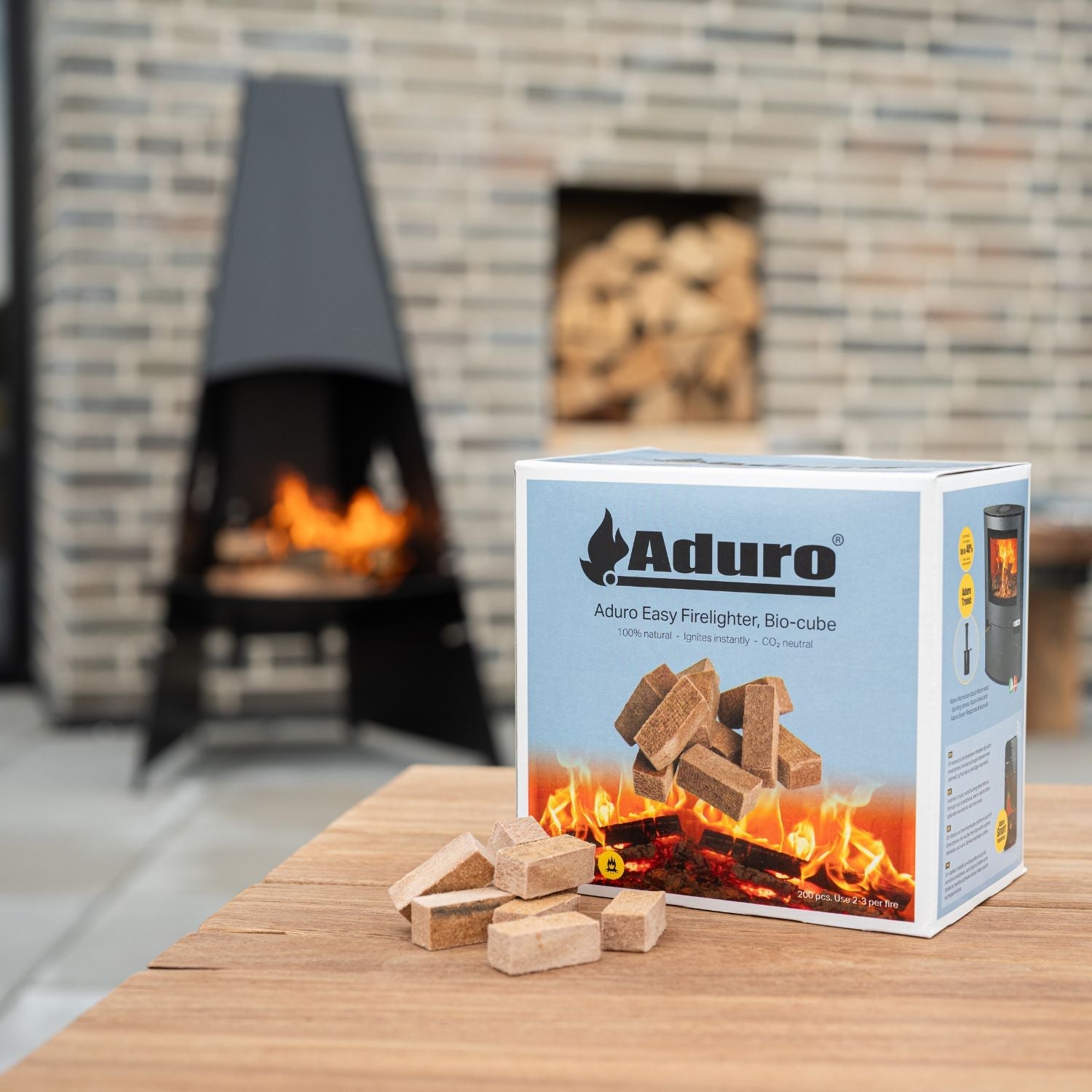 Aduro optændingsblokke placeret foran udepejs i sort