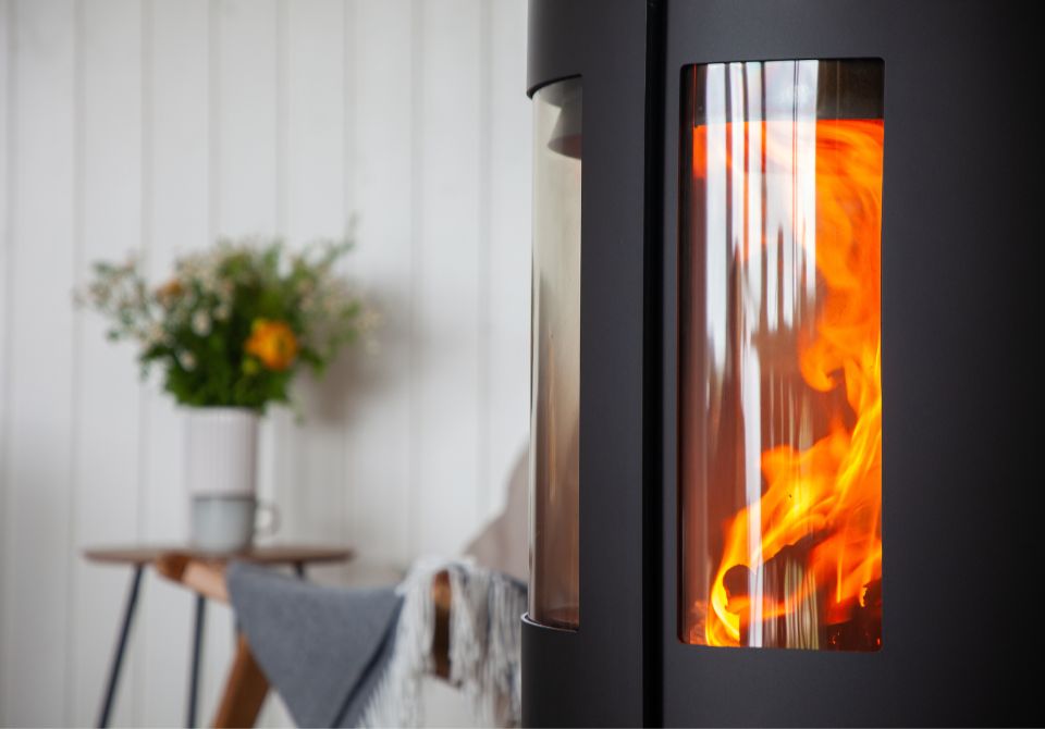 Brændeovn med sideglas set fra siden
