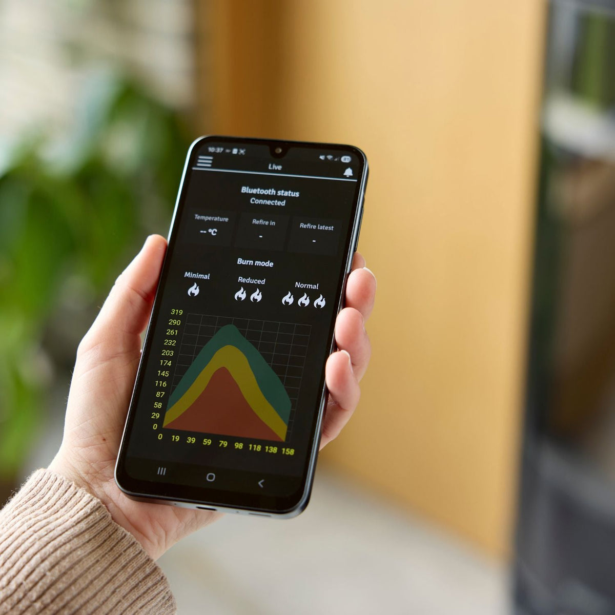Mobil i hånd med app til Aduro Fire Intelligence