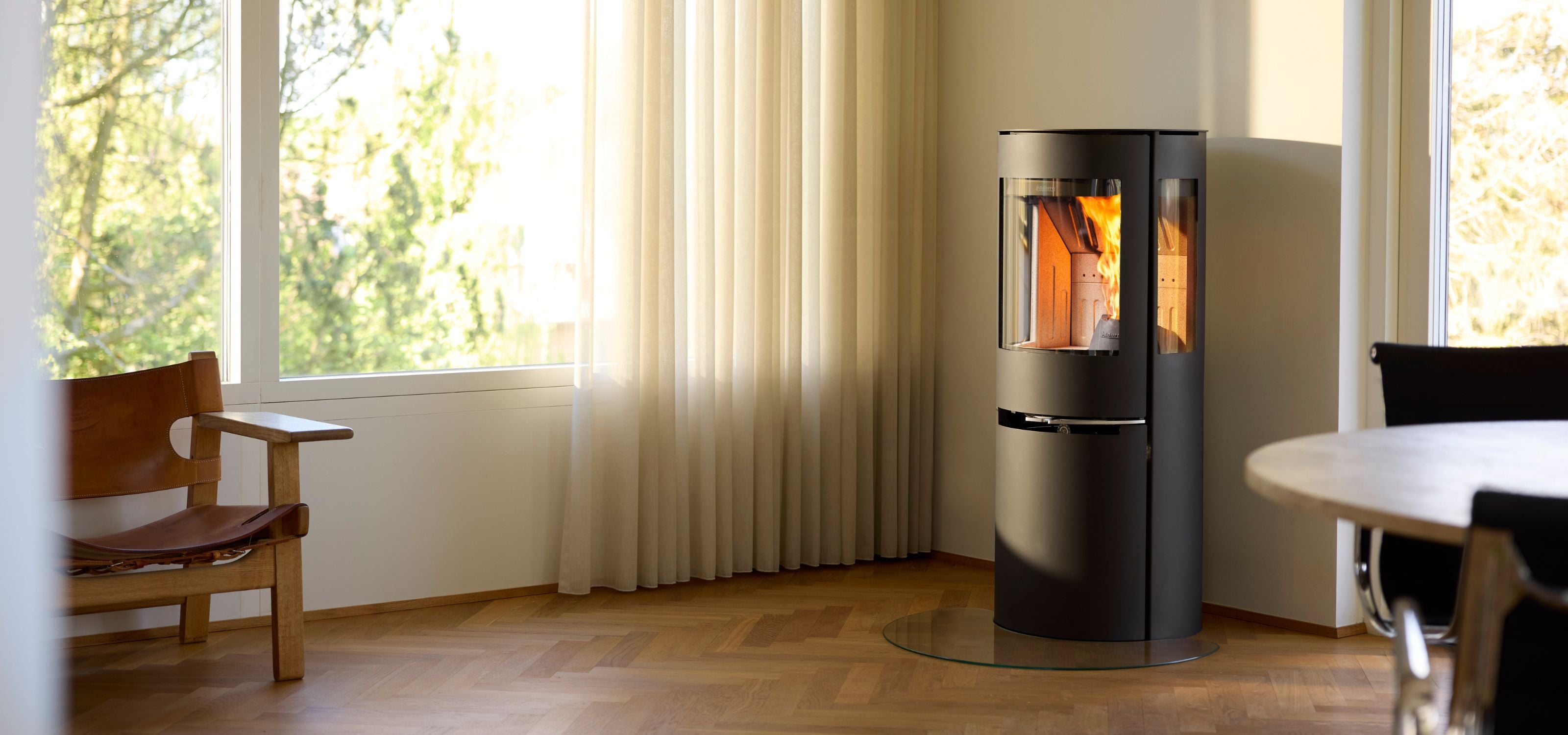 Hybridovn med sideglas, der brænder med træpiller i moderne minimalistisk stue