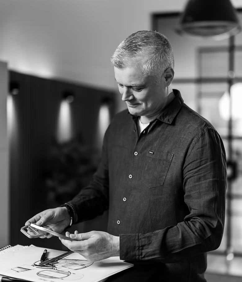 Sort-hvid billede af designeren Casper Storm