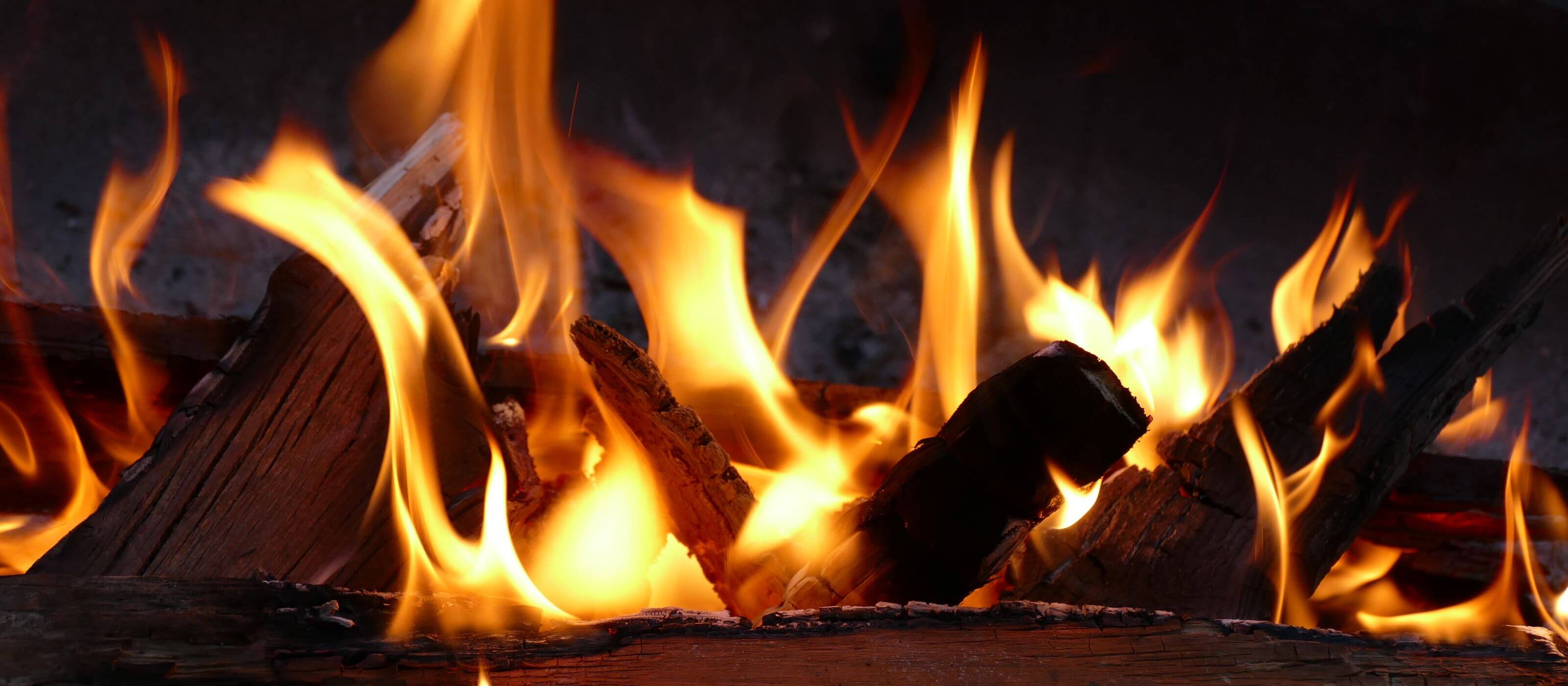 Bål med ild og hyggelige flammer