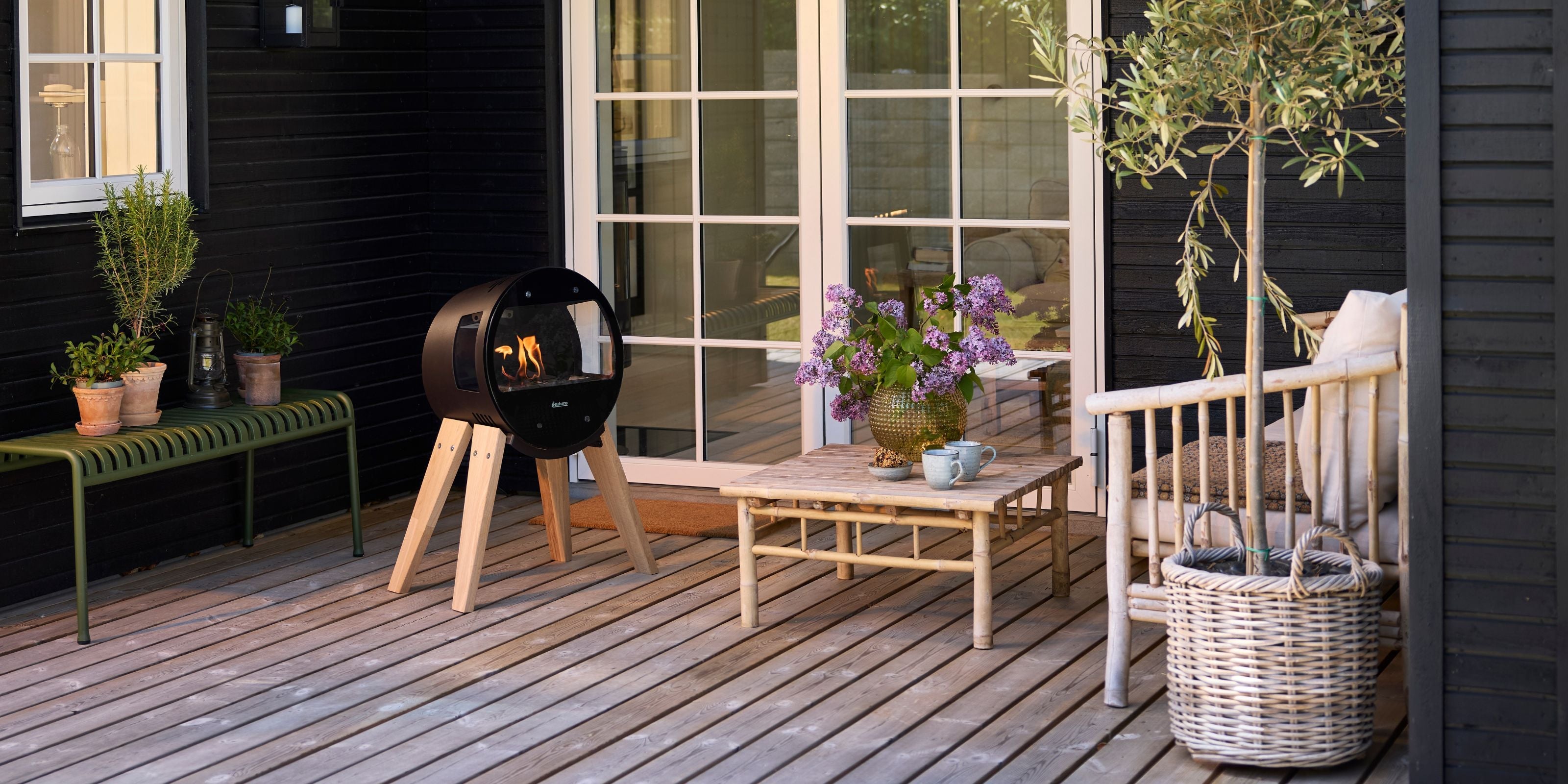 Aduro biopejs på terrasse med levende flammer