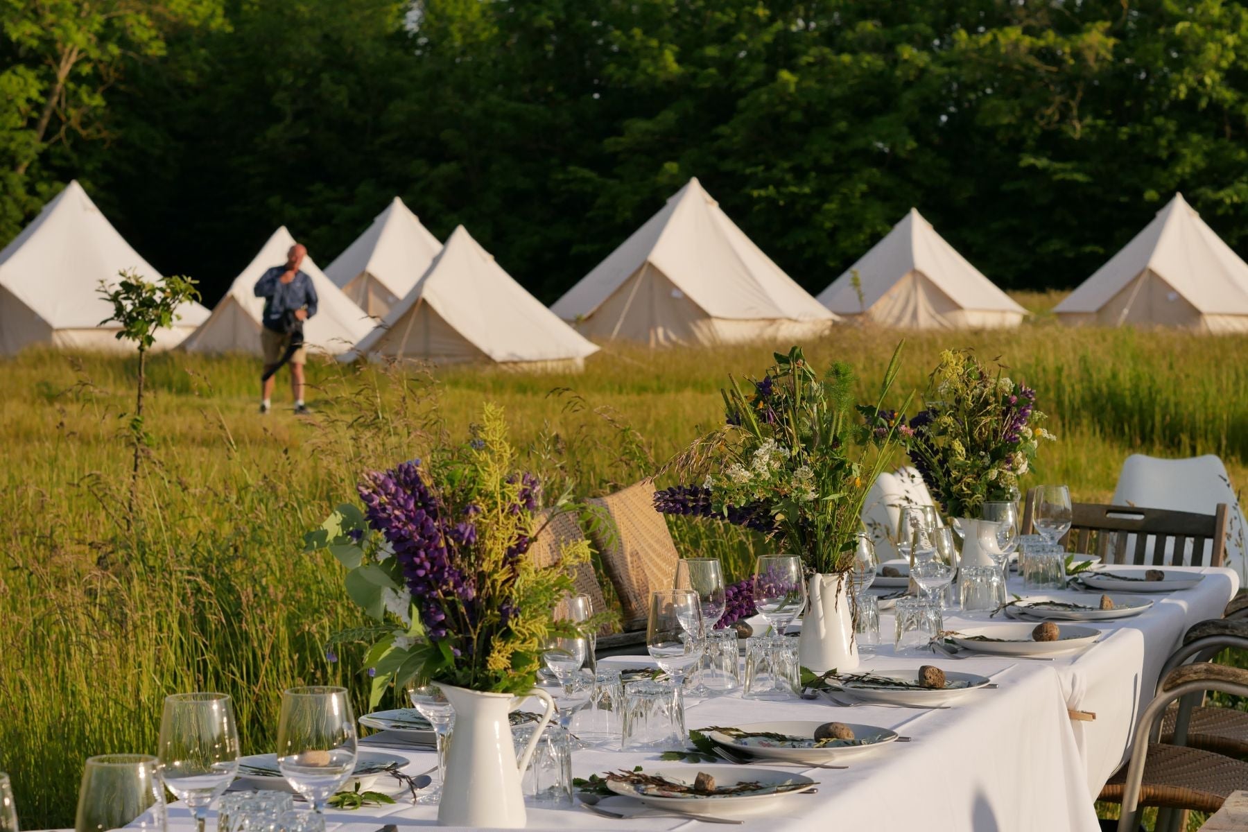Smuk sommerbord der er dække op til fest