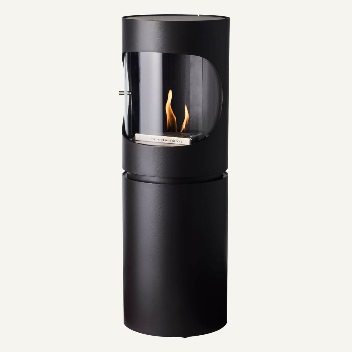 Cylindrisk biopejs på piedelstal, der brænder med bioethanol
