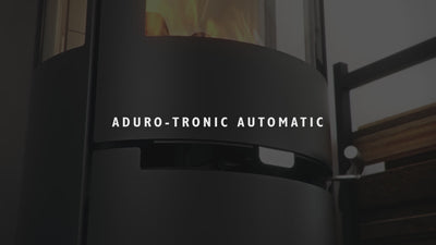 Instruktionsvideo der viser, hvordan Aduro-tronic automatisk regulerer lufttilførslen i ovnen.