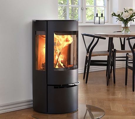 Exclusive wood burning stove with rounded combustion chamber